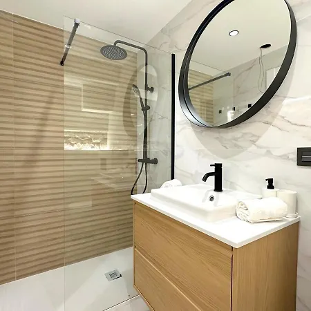 Con Patio Privado En El Centro De 拉雷多