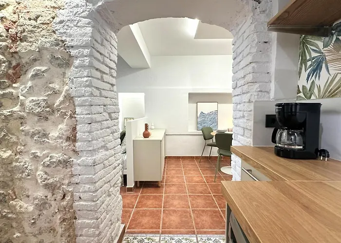 Con Patio Privado En El Centro De * Laredo